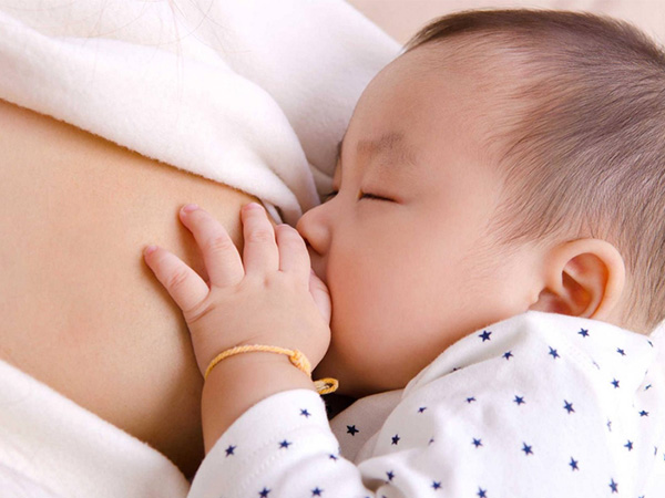 Phụ nữ sau sinh ăn gì để nhiều sữa?