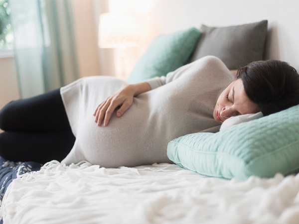 Tư thế ngủ khi mang thai: Lợi ích và mẹo để ngủ thoải mái