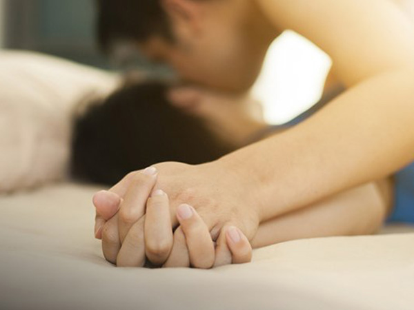 1 ngày quan hệ 6 lần – Có bình thường không? Nguy hiểm hay lợi ích?