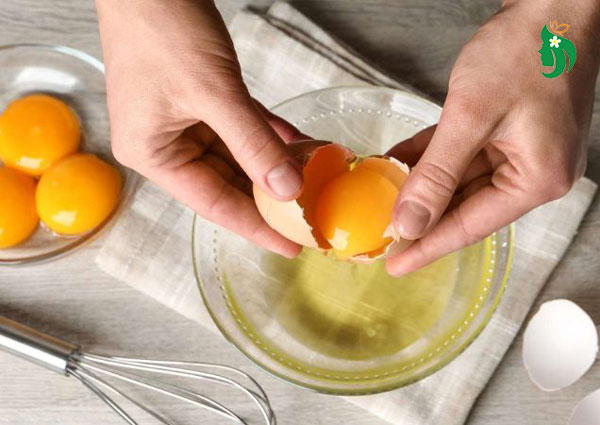 Đắp mặt nạ lòng trắng trứng gà