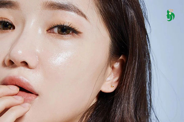 Chuyên gia da liễu nói gì về việc da dầu có cần dưỡng ẩm?