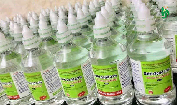 Rửa mặt bằng nước muối sinh lý có tốt không?