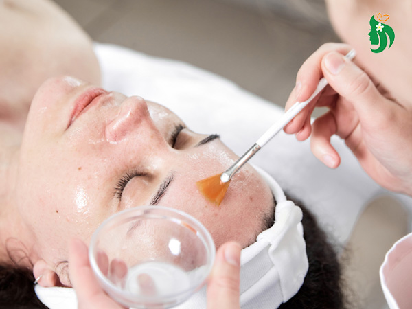 Tắm trắng bằng peeling hóa học (AHA, BHA, TCA)
